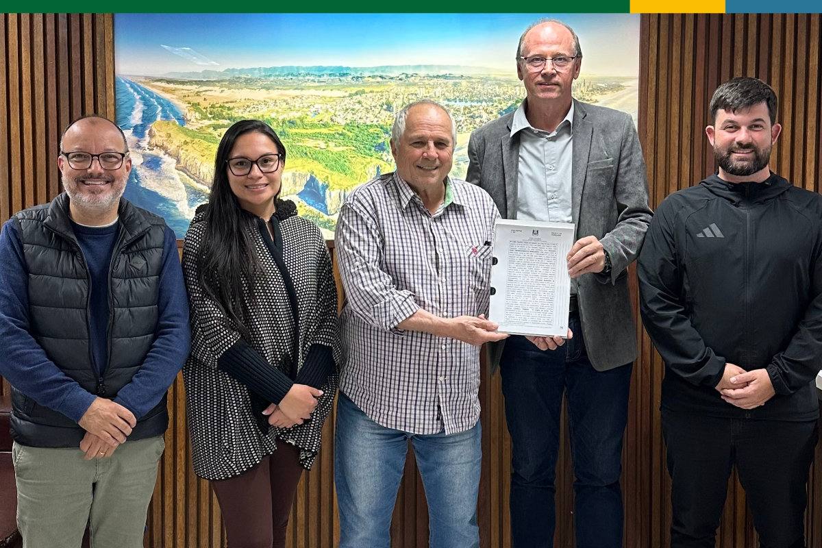 Assinatura da escritura contou com a presença de representantes do Poder Público e da construtora responsável pelo projeto.
