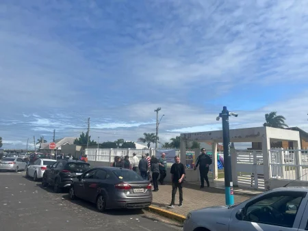 Tempo nublado prevalece nas primeiras horas do domingo de votação no Litoral Norte. (Foto: Da Praia News)