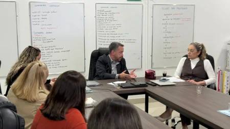 Representantes municipais e especialistas discutiram estratégias para a inclusão escolar de alunos com TEA em Tramandaí. (Foto: Ascom/Prefeitura Municial de Tramandaí)