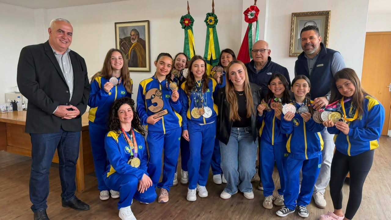 Atletas da Elevare Dança Aérea apresentam medalhas conquistadas em competições nacionais e internacionais. (Foto: PMO)