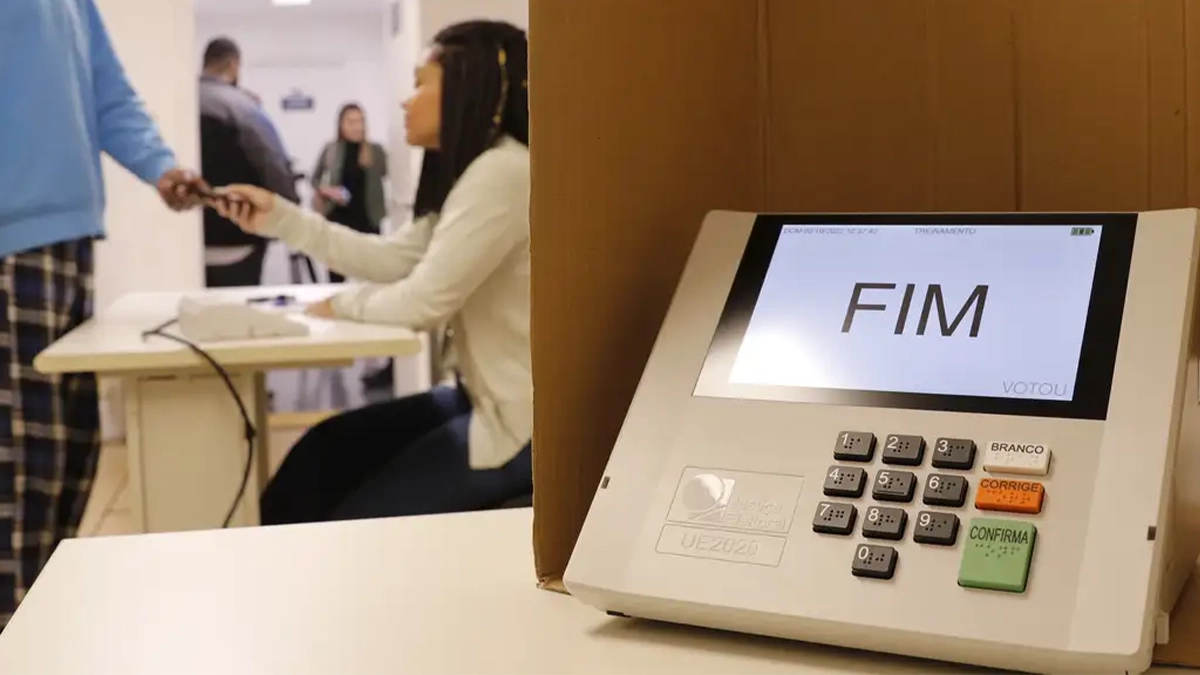Eleitores comparecem às urnas para o primeiro turno das Eleições 2026 (Foto: Litoral na Rede)