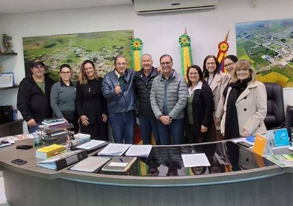 Transmissão de cargo realizada no gabinete municipal nesta segunda-feira. (Foto: Ascom/Prefeitura Municipal de Capivari do Sul)