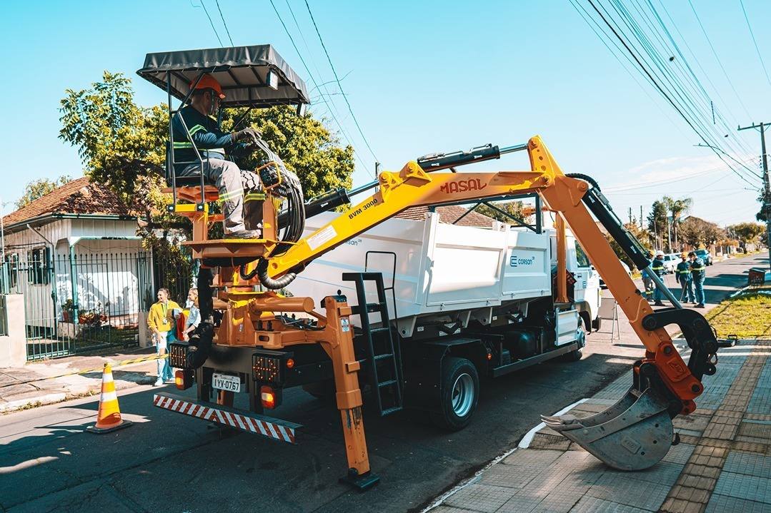 Obras de saneamento visam universalizar o acesso ao tratamento de esgoto até 2033. (Foto: Divulgação/Corsan)