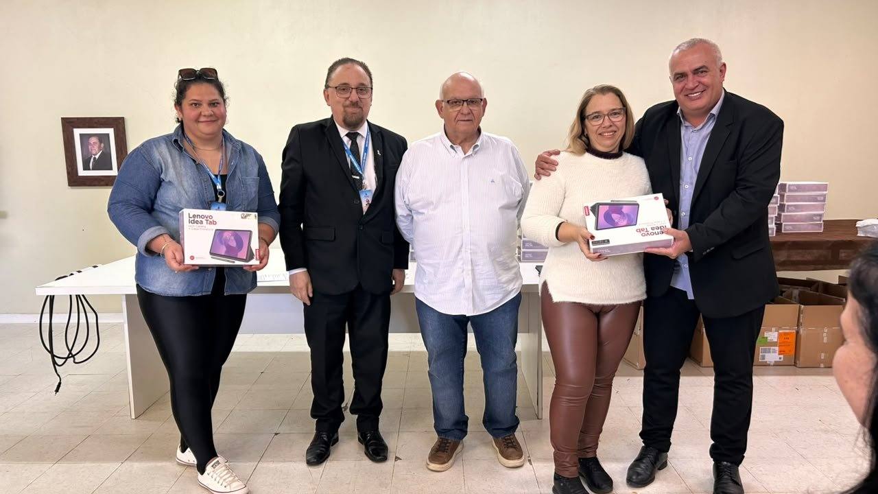 Entrega dos tablets aos agentes comunitários no Posto Médico Central Dr. Flávio Silveira. (Foto: Prefeitura Municipal de Osório)