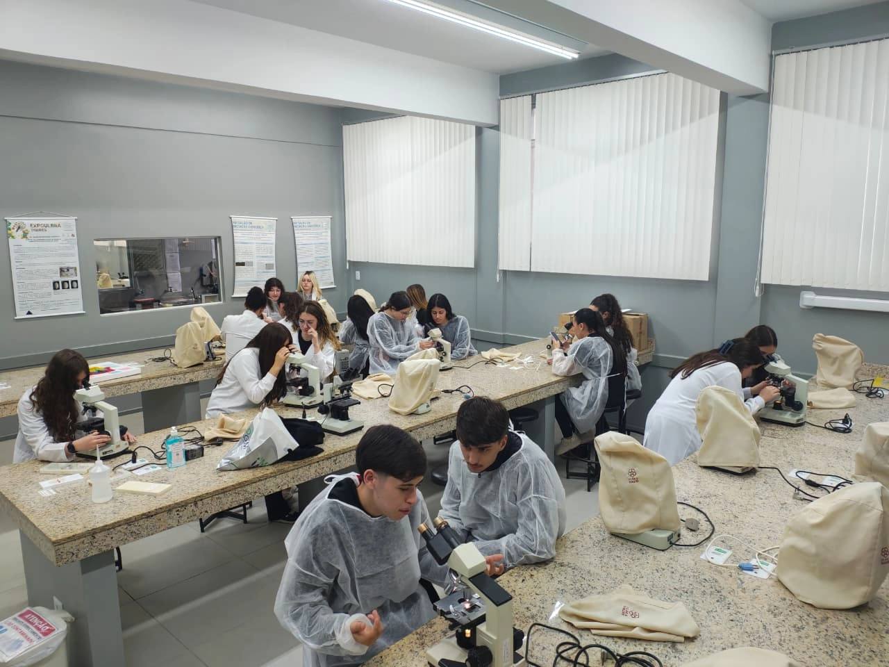 Alunos do ensino médio durante visita técnica a laboratórios universitários em Torres. (Foto: Ulbra/Torres)