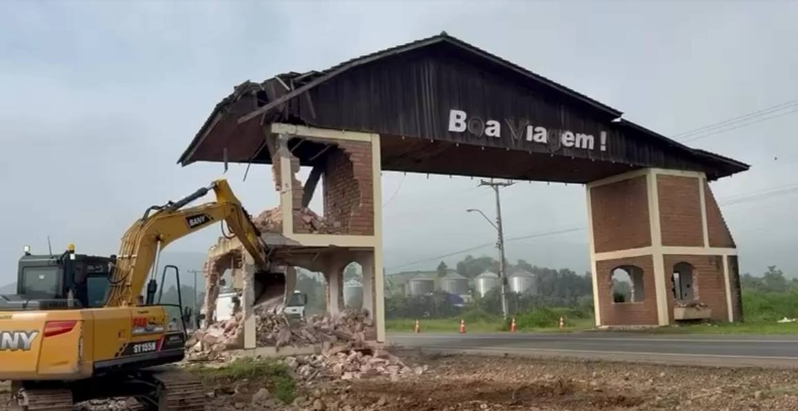 Pórtico de Jacinto Machado foi derrubado após 20 anos de instalação. (Foto: Reprodução/Redes sociais)