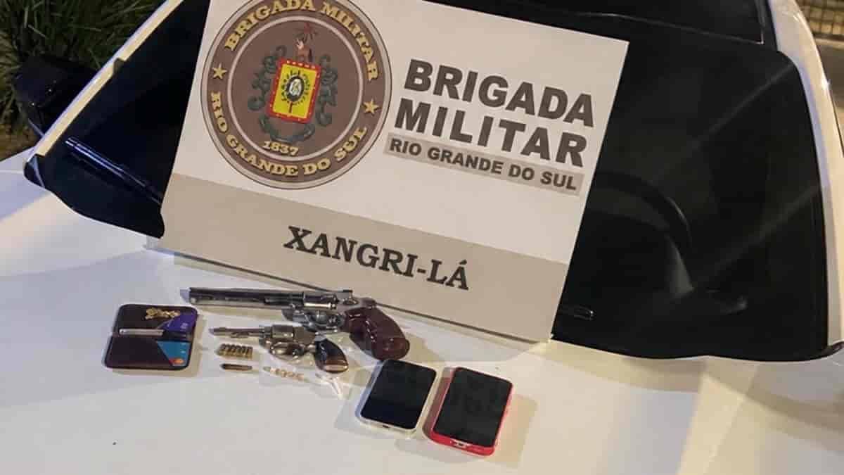 Veículo utilizado na invasão ao condomínio foi vistoriado por policiais do 42º BPM. (Foto: BPM)