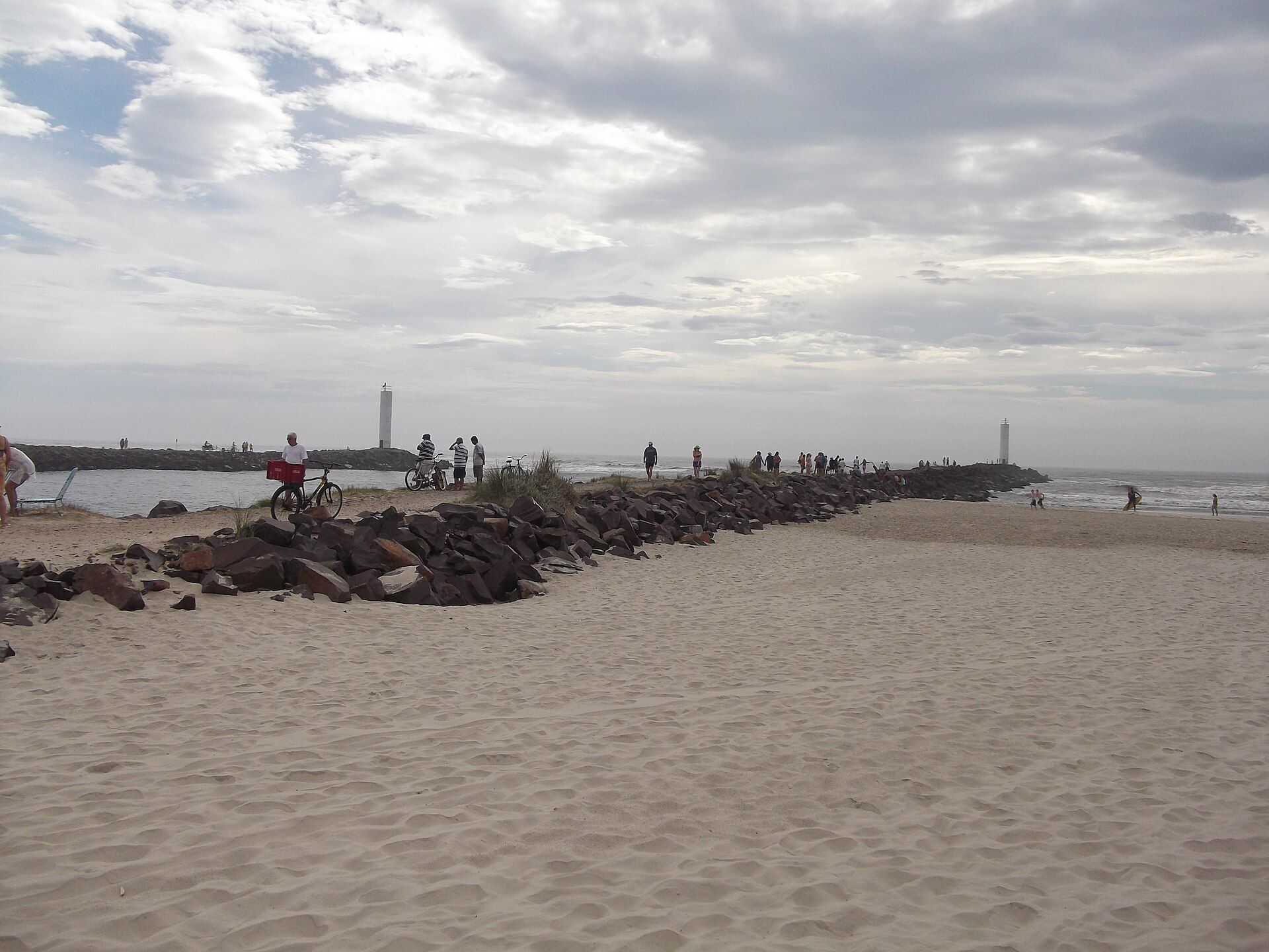 Foz do rio Mampituba, em Torres, onde fica a Orla Gastronômica (Foto: Eugenio Hansen, OFS / Wikimedia Commons (CC BY-SA 3.0))