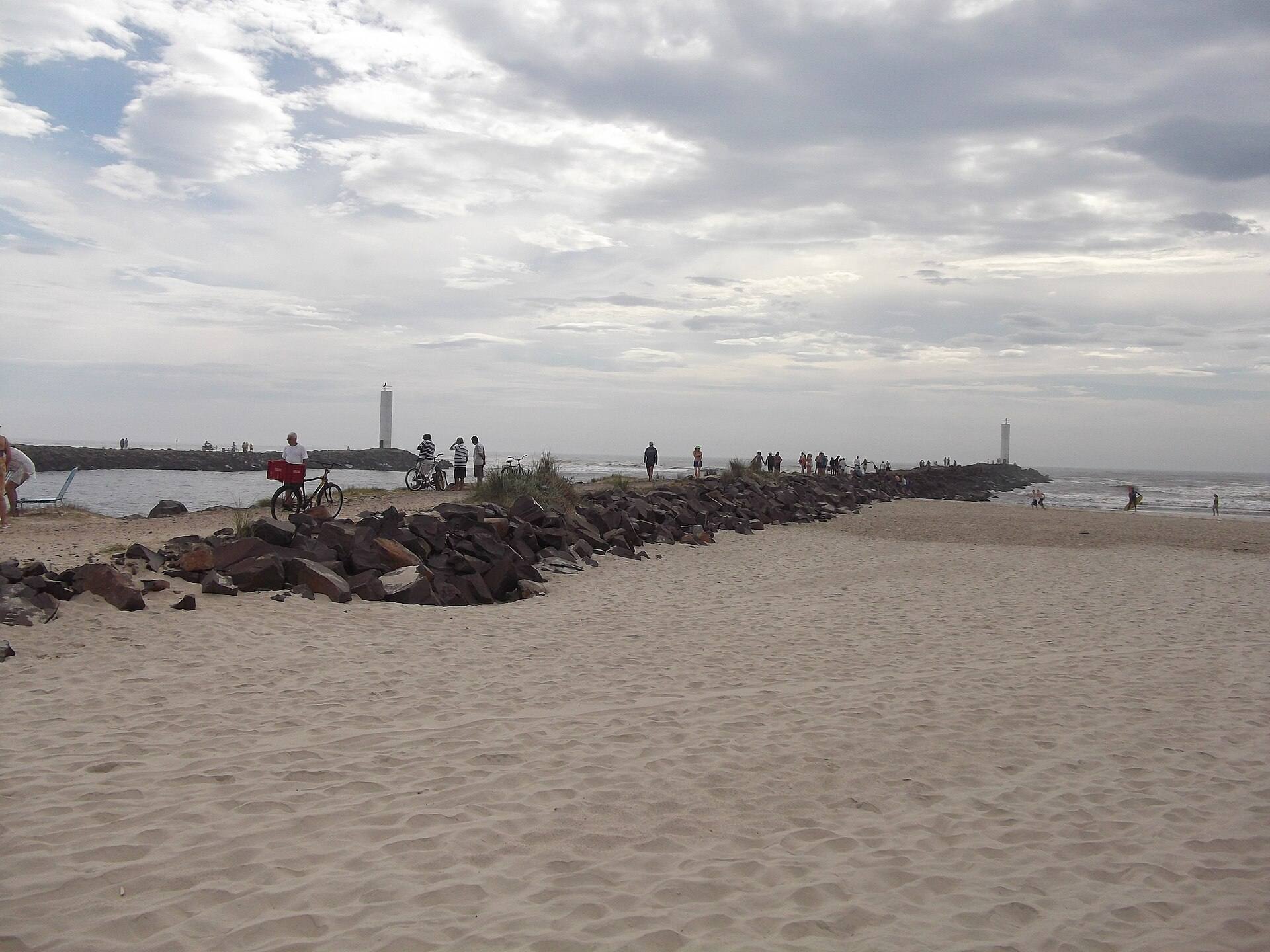 Foz do rio Mampituba, em Torres, onde fica a Orla Gastronômica (Foto: Eugenio Hansen, OFS / Wikimedia Commons (CC BY-SA 3.0))