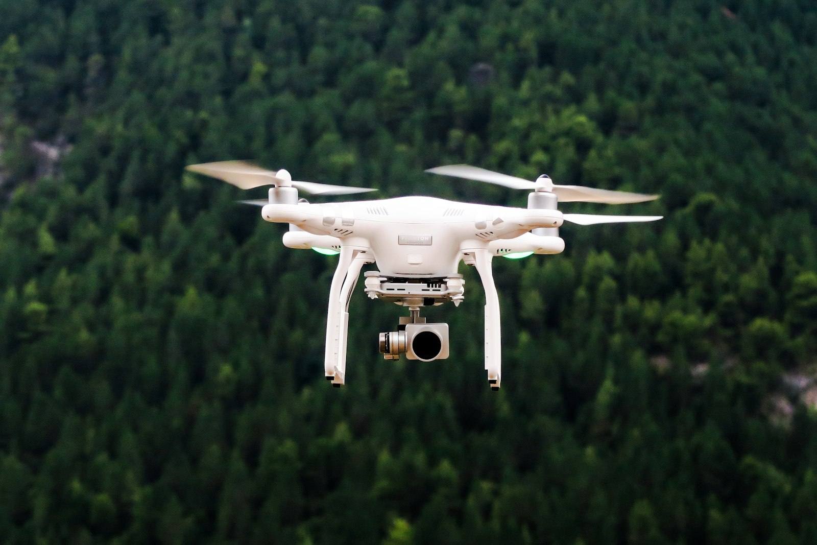Drone em voo (Foto ilustrativa: Jason Mavrommatis / Unsplash)