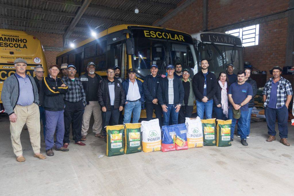 Entrega de sementes foi realizada pela Secretaria Municipal de Agricultura em parceria com a Emater/RS-Ascar. (Foto: Avulsa · achada pela redação)