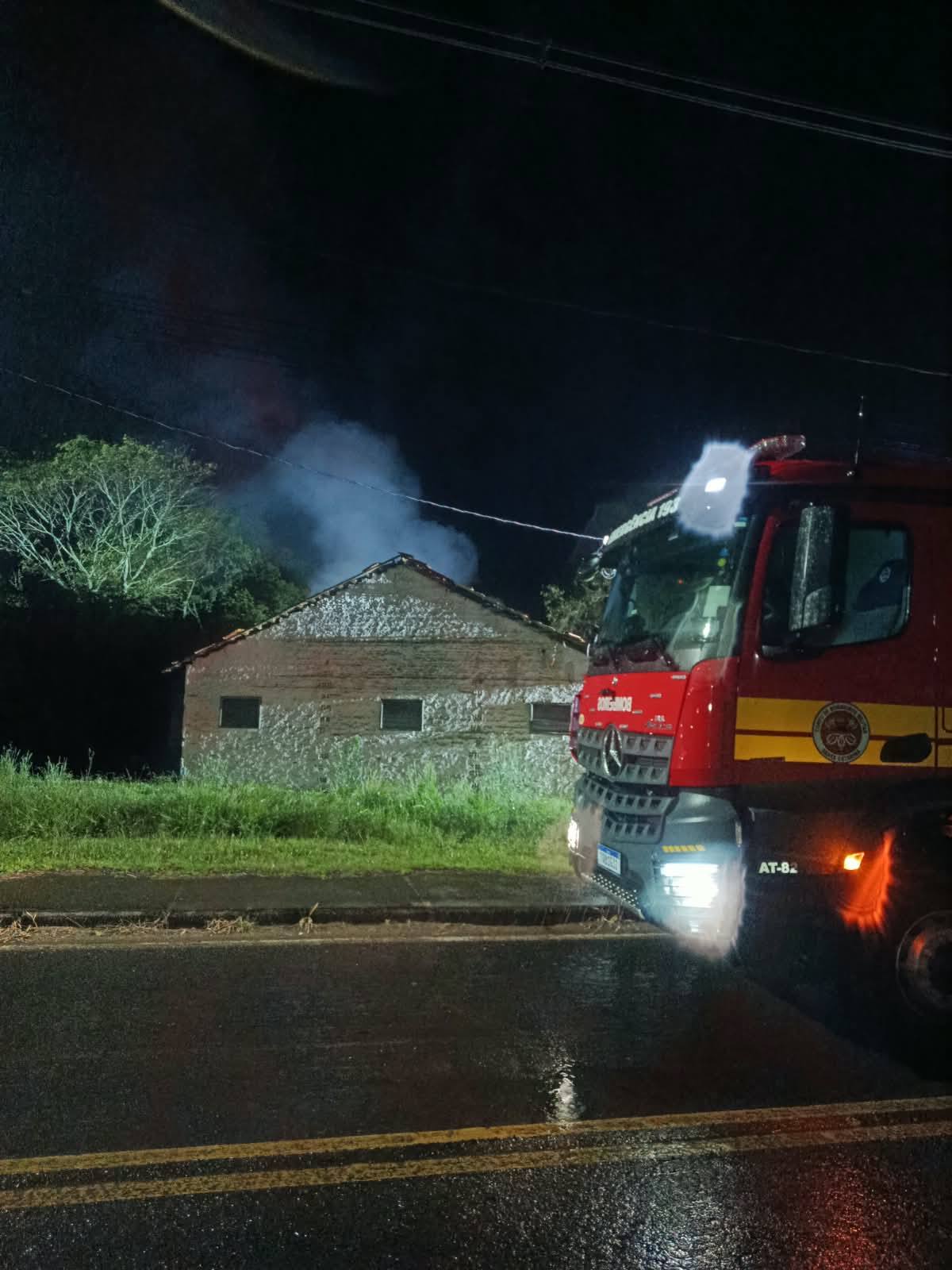 Incêndio causou danos parciais na estrutura da marcenaria no bairro Guarita. (Foto: CBMSC)