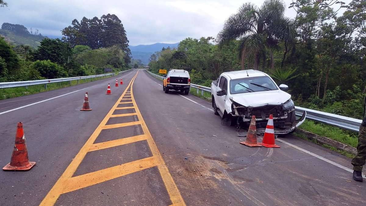 Veículo atingiu a proteção lateral da rodovia ERS-486 durante a tarde de terça-feira. (Foto:PRF)