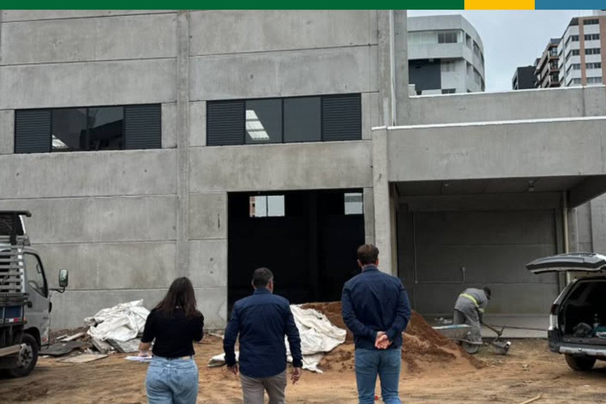 Secretário de Planejamento e engenheiros municipais vistoriaram o andamento da construção do ginásio escolar. (Foto: Ascom/Prefeitura Municipal de Torres)