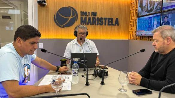 Vereadores Luciano Raupp e Rogério Evaldt Jacob em entrevista na Rádio Maristela. (Foto: Rádio Maristela)