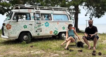 O casal Mariana Campos e Caio Paganotti documenta sua viagem pelo litoral brasileiro em um canal na internet. (Foto: Se Nossa Kombi Falasse)