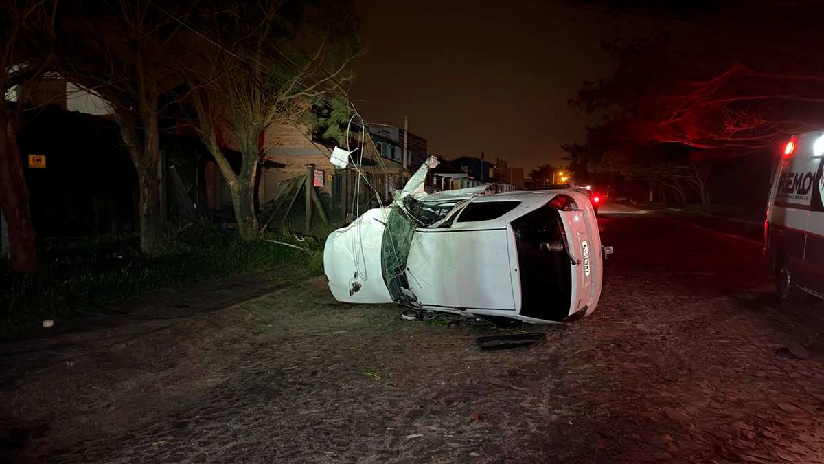 Carro capotou após colidir em postes e muros de residências em Nova Tramandaí (Foto: Brigada Militar)