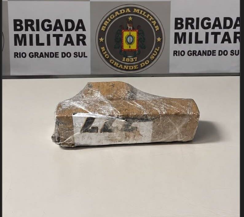 Policiais do 42º BPM localizaram cerca de meio quilo de maconha descartada pelo condutor durante a fuga. (Foto: COMUNICAÇÃO SOCIAL DO 42BPM)